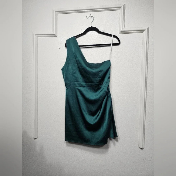 Lulu's Love Me Tonight Emerald Green Satin One-Shoulder Mini Dress L Party Prom - Picture 8 of 10